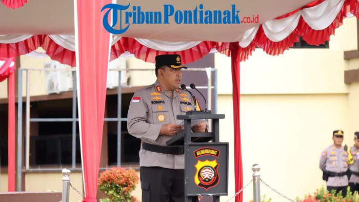 BERIKAN SAMBUTAN - Kapolres Kapuas Hulu, Provinsi Kalimantan Barat, AKBP Roberto Aprianto Uda, saat memberikan sambutan dalam gelar upacara operasi Zebra Kapuas 2025, di Mapolres Kapuas Hulu, Senin 17 November 2025. 