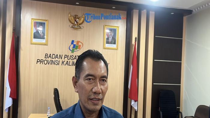 RILIS RESMI - Kepala BPS Provinsi Kalbar, Muh Saichudin saat rilis berita resmi statistik di Kantor BPS Kalbar, Senin 5 Januari 2026.