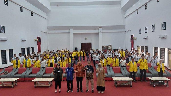 BELAJAR DARING - Sentra Layanan Universitas Terbuka (Salut) Landak, melaksanakan kegiatan penguatan kapasitas dan keterampilan belajar daring di Aula Besar Kantor Bupati Landak pada Jumat 14 Maret 2025. Romi Siswanto mengatakan kehadiran Salut di Kabupaten Landak diharapkan dapat memberikan kemudahan akses bagi mahasiswa untuk berkuliah di Universitas Terbuka.