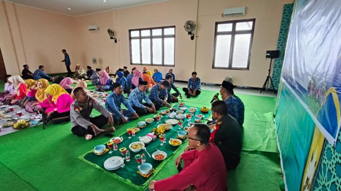 HUT ke-254 Kota Pontianak, Waka Polsek Pontianak Timur Hadiri Saprahan di Kantor Lurah Parit Mayor
