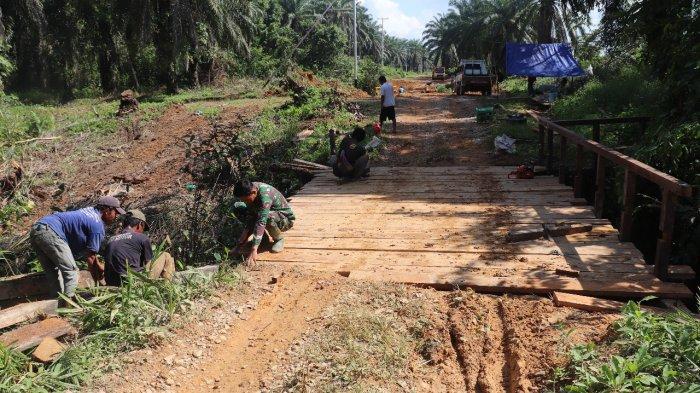 Warga Dusun Jonti Senang Satgas TMMD Kodim Sanggau Rehab Jembatan