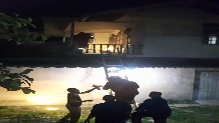 Bidang Damkar Satpol PP Sanggau Berhasil Evakuasi Sarang Tawon di Rumah Warga