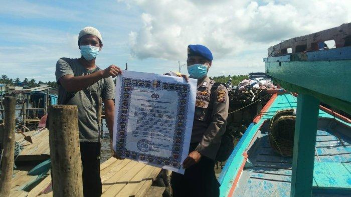 Satpolair Polres Bengkayang Sampaikan Imbauan Prokes ke Masyarakat di Dermaga Teluk Suak