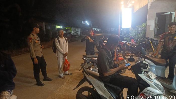 PATROLI MALAM - Personel Polsek Air Besar  menyambangi beberapa lokasi seperti toko kelontong, warung kopi, dan area pertokoan yang menjadi tempat warga berkumpul pada malam hari, Minggu 5 Oktober 2025.