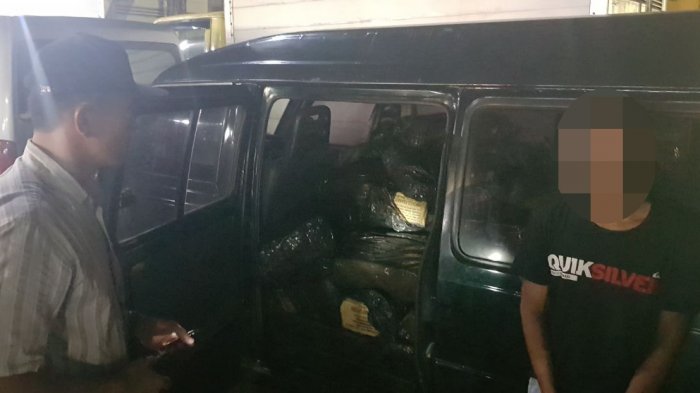 Polisi Amankan Daging Beku dan Sosis Asal Malaysia saat Akan Diedarkan di Pasar Flamboyan