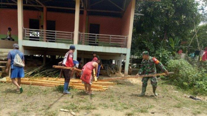 Anggota Satgas TMMD Kodim Sanggau Bersama Warga Kerja Bakti di Lingkungan Desa