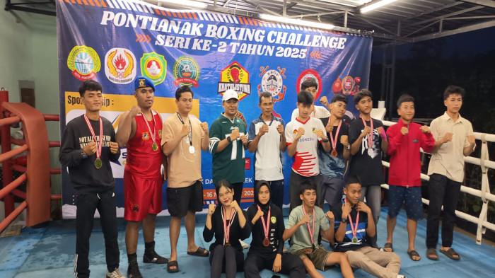 BOXING CHELENGE - Ketua Harian Pertina Kalbar, Bambang Derryawan, saat foto bersama para atlet tinju amatir pada momen penutupan Pontianak Boxing Chelenge 2025 di Sasana Khatulistiwa Boxing Club, Jalan Padat Karya, Kecamatan Pontianak Timur, Minggu 16 November 2025. 