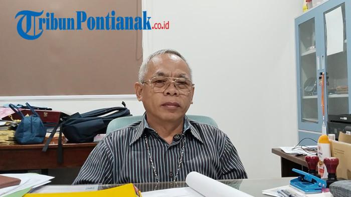 PENDAKI MENINGGAL DUNIA - Wakil Rektor Bidang Kemahasiswaan Non Akademik dan Sarana Prasarana Universitas Widya Dharma Pontianak, Maran saat di wawancarai di ruang kerjanya, pada Selasa, 5 Agustus 2025. Ia menyampaikan rasa duka mendalam atas meninggalnya Alponso Buncung, mahasiswa semester enam Program Studi Manajemen yang tersambar petir saat melakukan pendakian di Gunung Bawang, Kabupaten Bengkayang.
