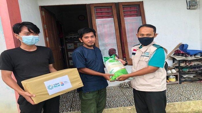 YBM PLN Ketapang Serahkan Bantuan Bagi Warga Kurang Mampu
