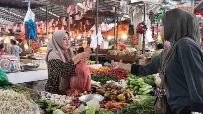 Pedagang vipa, saat melayani pembeli di pasar tradisional flamboyan, Jl Gajah Mada, Kenaikan harga sejumlah kebutuhan pokok terjadi di pasar tradisional Flamboyan, Jalan Gajah Mada. Para pedagang mengungkapkan bahwa lonjakan harga ini sudah berlangsung dalam beberapa waktu terakhir dan berdampak pada berbagai komoditas, Minggu 3 Mei 2026.