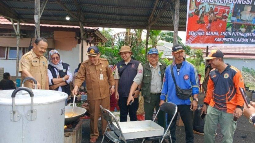 Pemprov Kalbar Buka Dapur Umum Bagi Warga Landak yang Terdampak Banjir