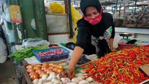 Aktivitas-warga-di-salah-satu-lapak-sembako-dan-sayur-Pasar-Flamboyan.jpg