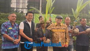 Anggota-Komisi-IV-DPR-RI-Adrianus-Asia-Sidot-didampingi-Wakil-Bupati-Sintang.jpg