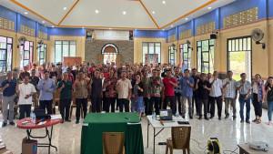 Anggota-Komisi-IV-DPR-RI-Paolus-Hadi-saat-foto-bersama-peserta-seminar.jpg