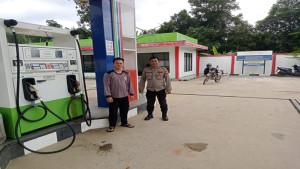 Anggota-Polsek-Sebangki-saat-melaksanakan-sambang-di-SPBU.jpg