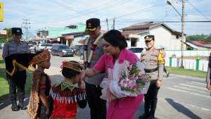 Bocah-Sambut-Kapolres.jpg