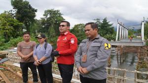 Bupati-Kapuas-Hulu-Fransiskus-Diaan-bersama-rombongan-meninjau.jpg