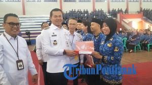 Bupati-Kapuas-Hulu-Provinsi-Kalimantan-Barat-Fransiskus-Diaan-saat-menyerahkan-SK-Bupati.jpg