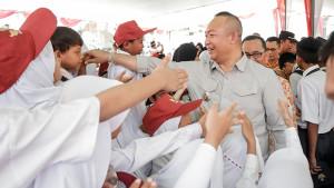 Bupati-Ketapang-Alexander-Wilyo-serahkan-secara-simbolis.jpg