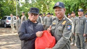 Bupati-Kubu-Raya-Sujiwo-memberikan-bingkisan-kepada-salah-satu-anggota-Satpol-PP.jpg