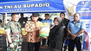 Bupati-Kubu-Raya-Sujiwo-memberikan-subsidi-tambahan-bagi-warga.jpg
