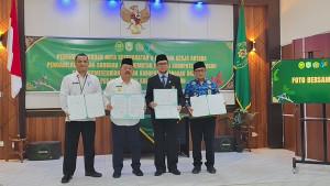 Bupati-Sanggau-Yohanes-Ontot-saat-foto-bersama-usai-penandatanganan.jpg