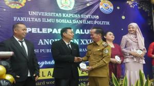 Bupati-Sintang-Gregorius-Herkulanus-Bala-menghadiri-acara-pelepasan-alumni.jpg