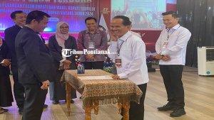 Bupati-Sintang-Terpilih-Gregorius-Herkulanus-Bala-w23rwe.jpg