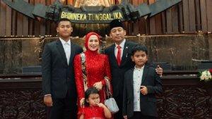 Cagur-foto-bersama-keluarga-usai-dilantik-sebagai.jpg