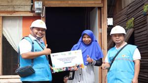 Dalam-momen-penuh-haru-Manager-PLN-ULP-Singkawang-Kota-Zulham-Arifin-Kiri-secara-simbolis.jpg