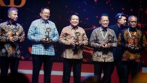 Direktur-Utama-BSI-Hery-Gunardi-tengah-saat-menerima-penghargaan-dari-OJK.jpg