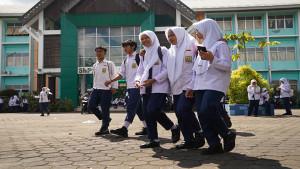 Edukasi-SMP-Murid-pulang-sekolah-46576742432.jpg
