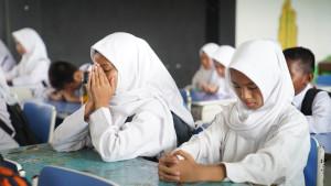 Edukasi-SMP-Siswa-Belajar-di-Kelas.jpg