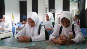 Edukasi-SMP-Siswa-di-kelas-cvbtnyuk.jpg