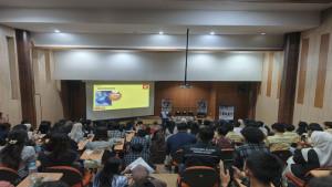 Febri-Andrian-menyampaikan-materi-teknik-dasar-keselamatan-berkendara.jpg