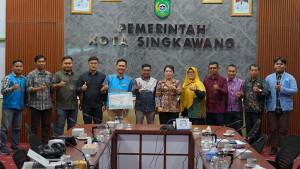 Foto-bersama-di-Hari-Pelanggan-Nasional-2025-saat-PLN-UP3-Singkawang-berkunjung-ke.jpg