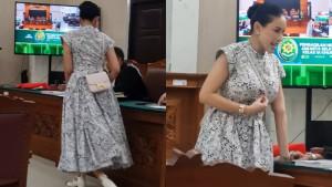 Gaya-modern-Nikita-Mirzani-dilengkapi-dengan-tatanan-rambut-sanggul.jpg