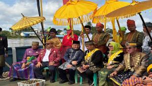 Gubernur-Kalimantan-Barat-Ria-Norsan-saat-menghadiri-Festival-Budaya.jpg