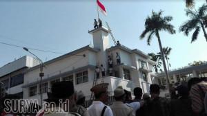 HOTEL-MAJAPAHIT-Para-seniman-Surabaya-melakukan-teatrikal-penyobekan11.jpg