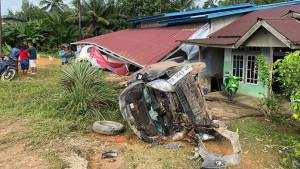 Hindari-Anjing-Melintas-Riyan-Tabrak-Rumah-dan-Mobil-Warga-Batang-Tarang.jpg
