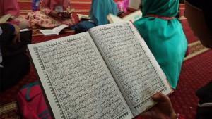 Ilustrasi-seseorang-yang-membaca-Al-Quran1511.jpg