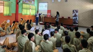 Instruktur-Safety-Riding-Astra-Motor-Kalimantan-Barat-saat-menyampaikan-materi.jpg