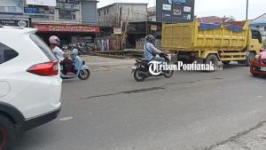 JALAN-RUSAK-DI-PONTIANAK-3w43w4r.jpg