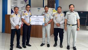 Jasa-Raharja-Wilayah-Kalimantan-Barat-menyerahkan-bantuan.jpg