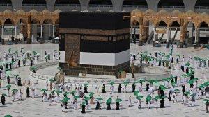 Jemaah-memegang-payung-untuk-melindungi-diri-dari-panas-tiba-di-Kabah.jpg