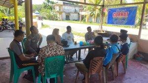Kapolsek-Mempawah-Hilir-Ipda-Lodrick-Taliak-Hungan-melaksanakan-program-rutin-Jumat-Curhat.jpg