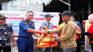 Kepala-KSOP-Pontianak-Capt-Dian-Wahdiana-MM-menyerahkan-df-d.jpg