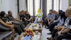 Kepala-Kantor-Wilayah-Kemenkum-Kalbar-Jonny-Pesta-Simamora-dan-Kajati-Kalbar.jpg