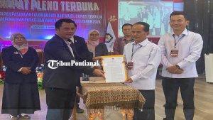 Ketua-KPU-Sintang-Edy-Susanto-menyerahkan-3453.jpg