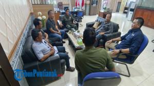 Ketua-Umum-SABER-Kalbar-Agustinus-bersama-anggotanya-saat-berdialog-ke.jpg